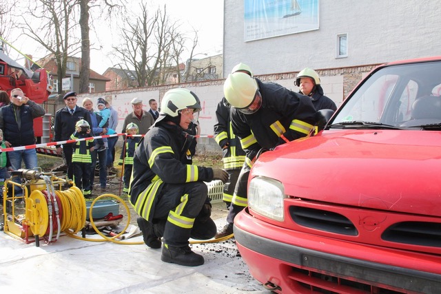 Bürger probierten Feuerwehrtechnik beim Frühlingsfest aus
